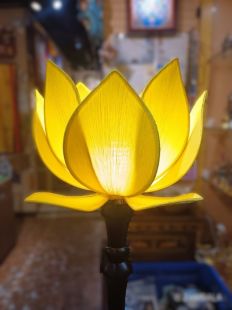 立式 蓮花燈一組 ( 木身黃花 )